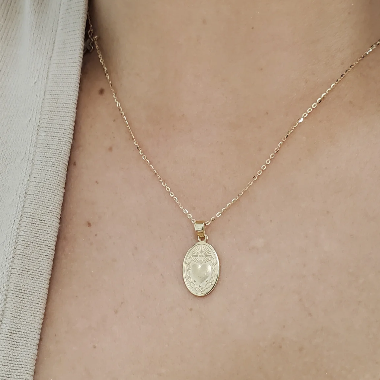 Sacred Heart of Jesus Oval 15MM Pendant - SHOPKURY.COM