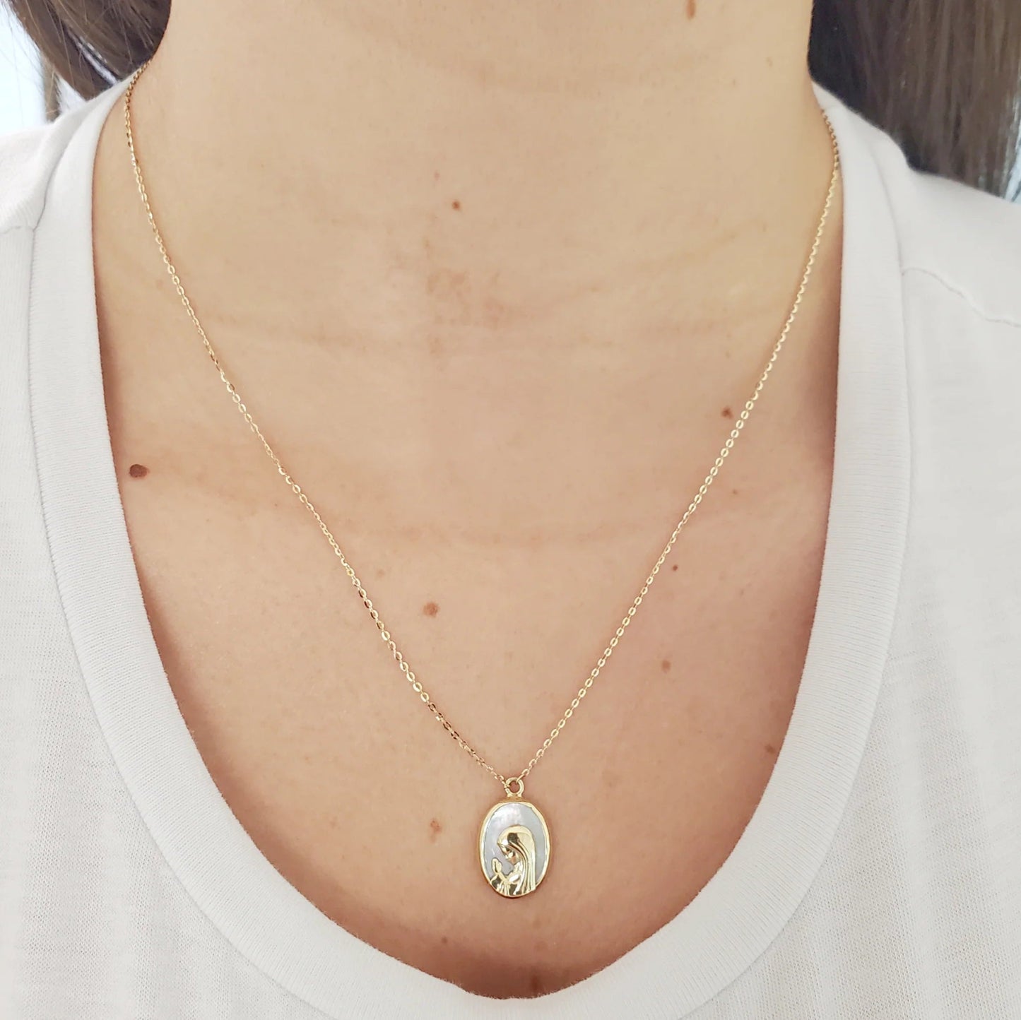 Virgen Nina Oval Mother Pearl and Pearls Necklace - SHOPKURY.COM