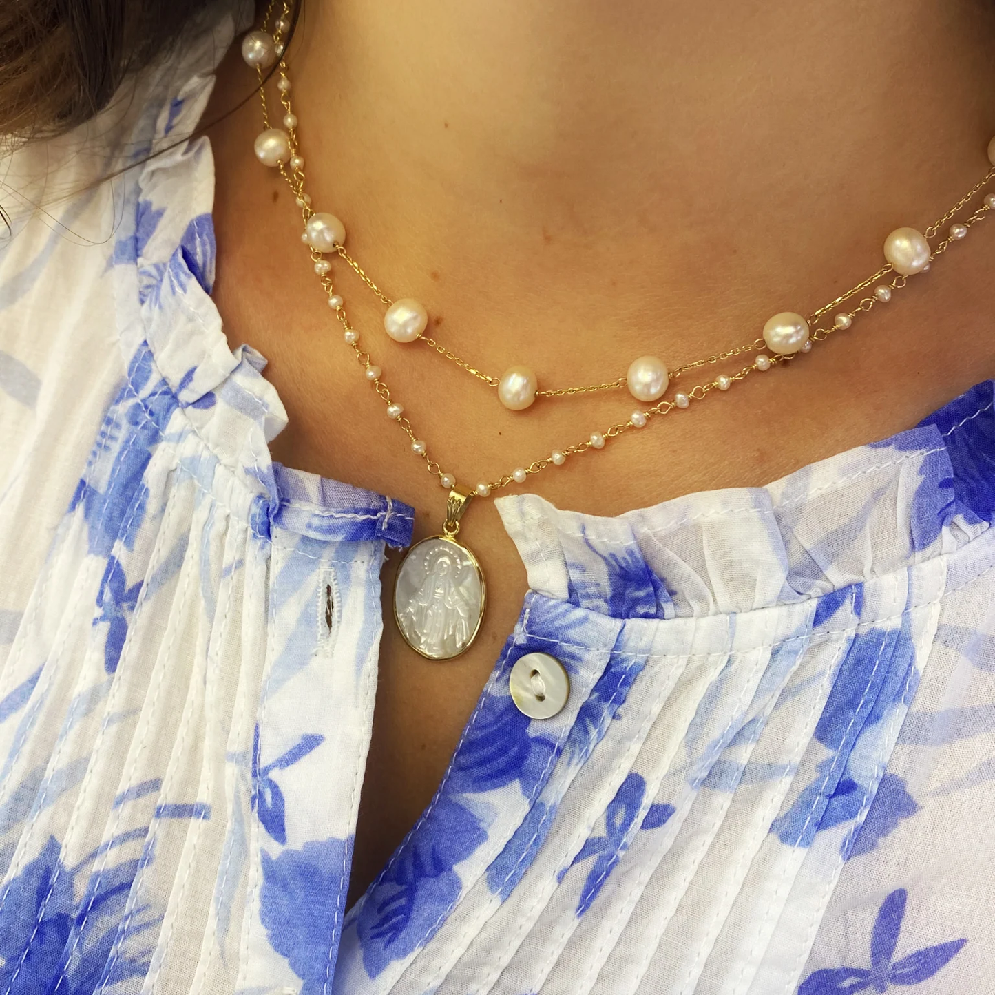 Virgen Milagrosa Mother Pearl 20MM Pendant - SHOPKURY.COM