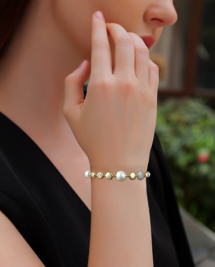 Pearls, Diamonds and Gold Bracelet - SHOPKURY.COM
