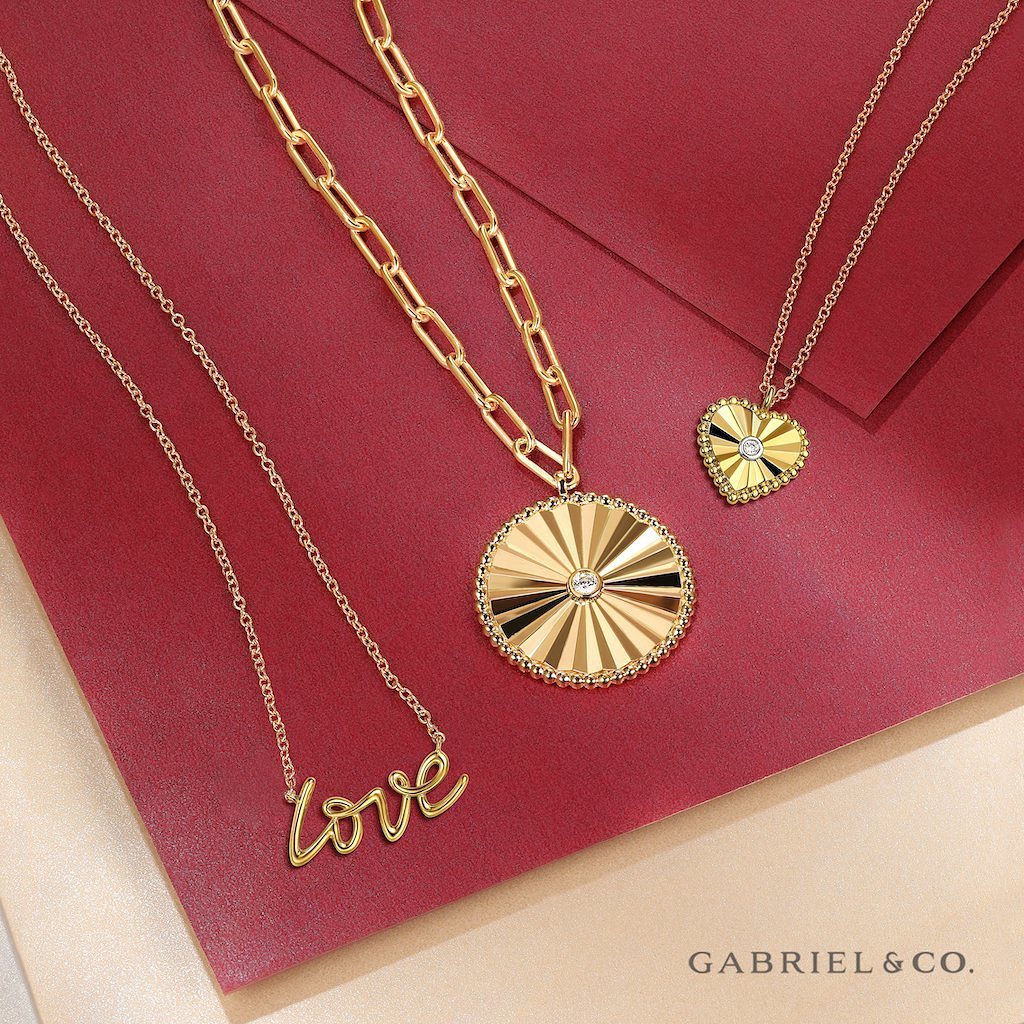 Paperclip Fluttering Medallion Necklace - SHOPKURY.COM